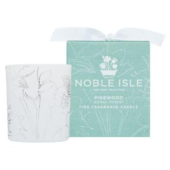 Noble Isle Lumânare parfumată Pinewood 200 g