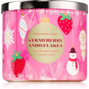 Bath & Body Works Strawberry Snowflakes lumânare parfumată 411 g