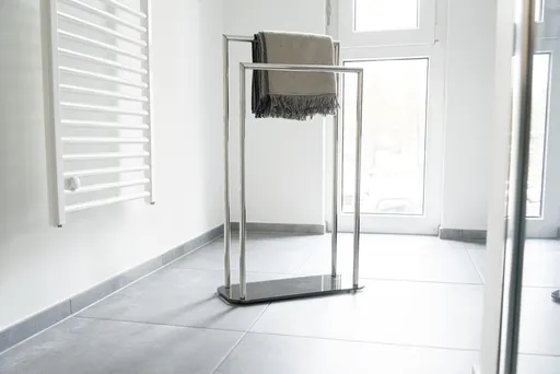 Suport pentru prosoape Ravina, Wenko, 48x20x80 cm, inox/sticla temperata, argintiu/negru