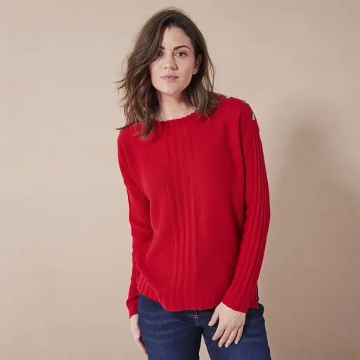 Un pulover cu nasture pe umăr, confecționat din material tricotat cu model plastic