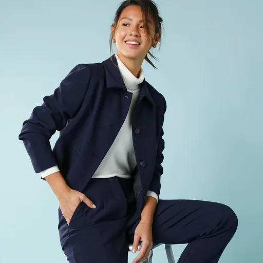 Jachetă scurtă și ușoară, de culoare uni, pentru o siluetă mai mică