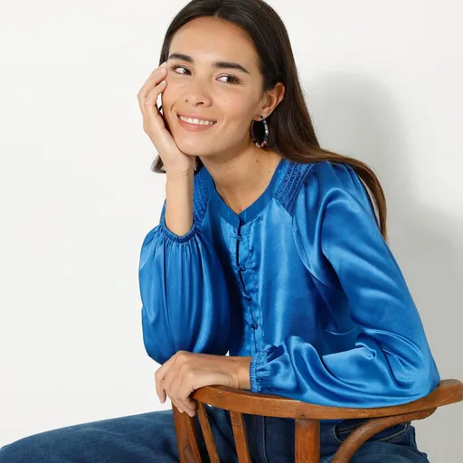 Bluză din satin cu broboadă