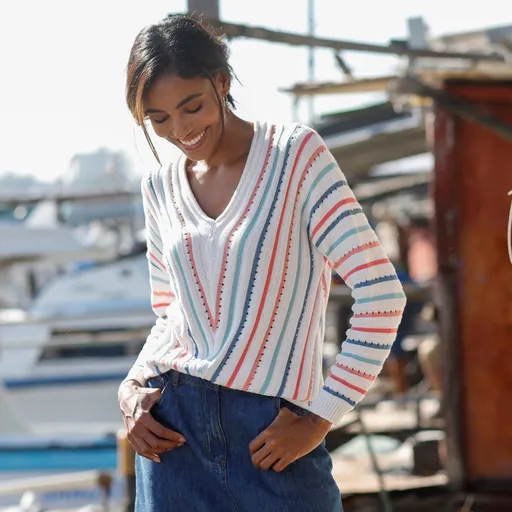 Pulover cu guler în V cu dungi