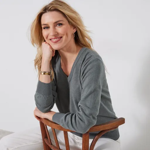 Pulover cu guler în V, din lână de miel