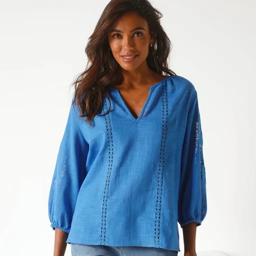 Bluză de culoare uni cu macrame și broderie ajurata