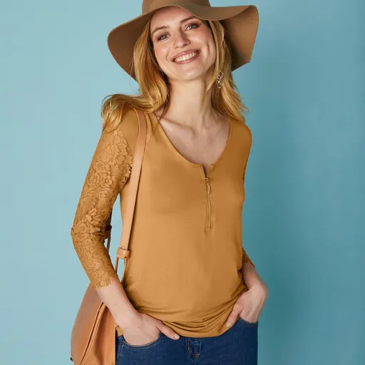 Tricoul cu fermoar la decolteu și dantelă