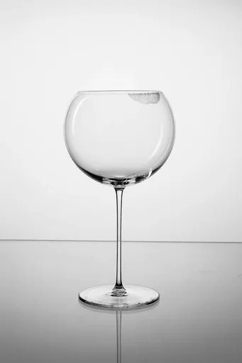 Lukáš Houdek a HG atelier s.r.o. Pahar de vin PRICELESS KISS / Sărut neprețuit, 1 sărut - Lukáš Houdek