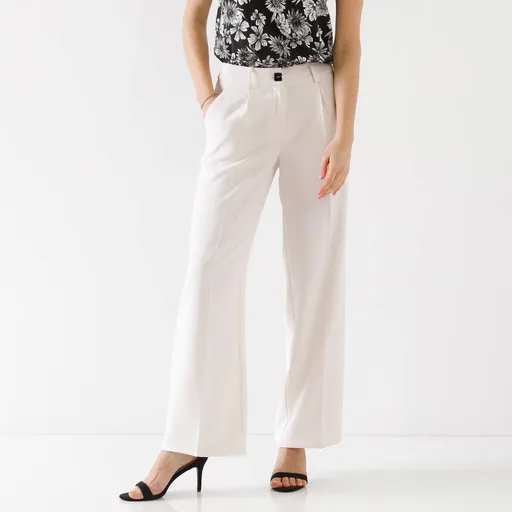 Pantaloni largi care curg