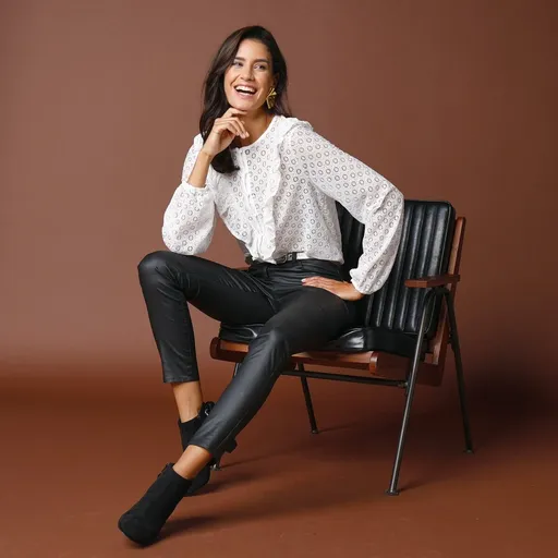 Bluză cu nasturi și volane din dantelă