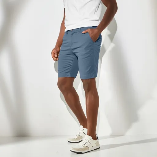 Bermude chino monocrome cu o croială clasică