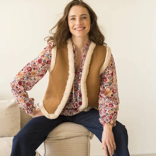 Vestă din piele întoarsă artificială și blană