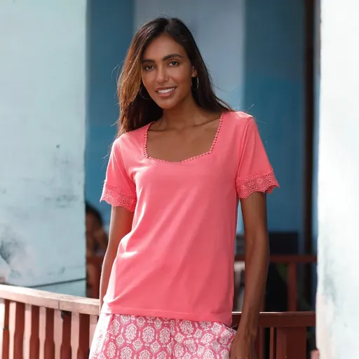 Tricou cu decolteu pătrat și dantelă