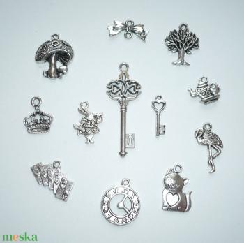 Alice in Wonderland - antikolt ezüst színű vintage függő (medál) gyűjtemény