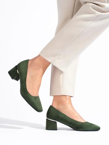 Pantofi de damă drăguț verde pe un toc larg