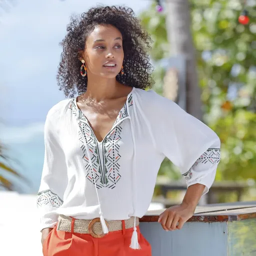 Bluză creponată cu broderie și mâneci 3/4