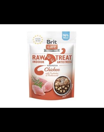 BRIT Care Raw Treat Indoor Antistress 40 g gustare liofilizata cu pui, probiotice si extract de roinita pentru pisici adulte