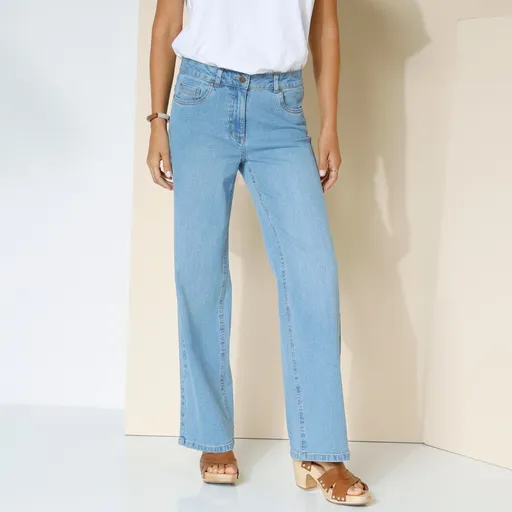 Blugi largi, siluetă mică