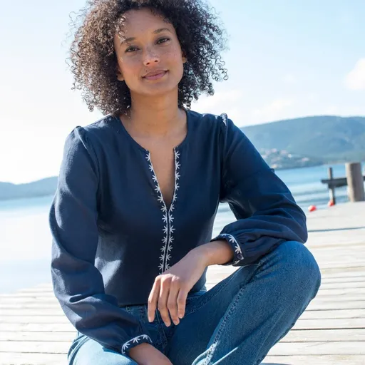 Bluză uni cu broderie și crăpătură la decolteu