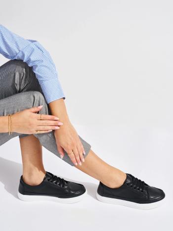 Adidași interesanți pentru femei fără toc
