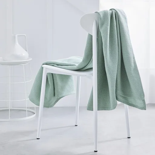 Plaid monocrom sau canapea cu model optic în formă de fagure de miere