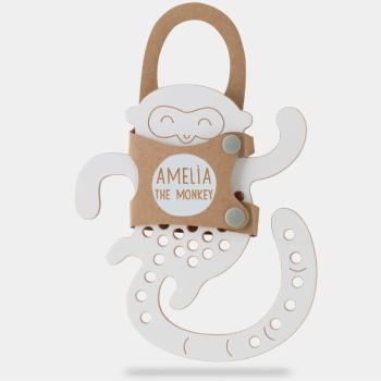 Milin Big Wooden Lacing Toy Monkey Amelia jucărie cu activități 20 cm x 17,5 cm x 0,7 cm 1 buc