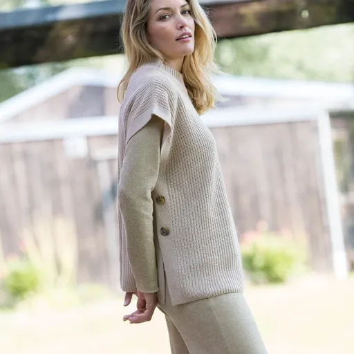 Vestă pulover cu guler ridicat,
		fabricată din tricot neted