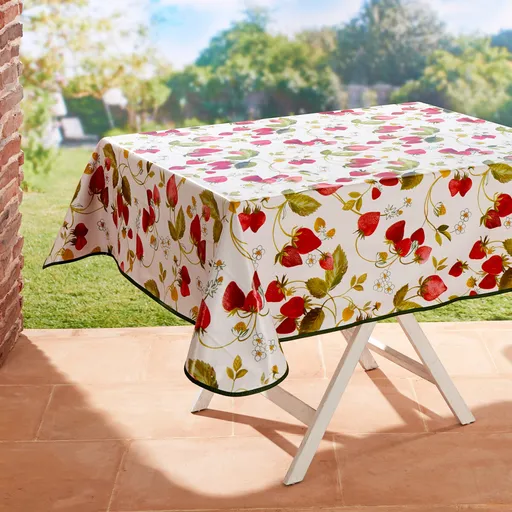 Fata de masa cu capsuni