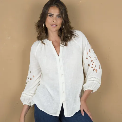 Bluză cu mâneci 7/8 și broderie din dantelă