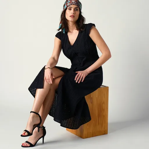 Rochie cu nasturi și broderie englezească