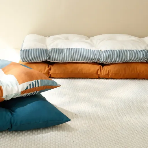 Pernă lungă de podea cu detalii în dungi