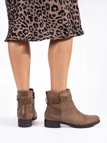 Botine trendy pentru femei bej pe un toc lat