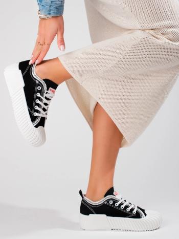Frumoși adidași negri pentru femei fără toc