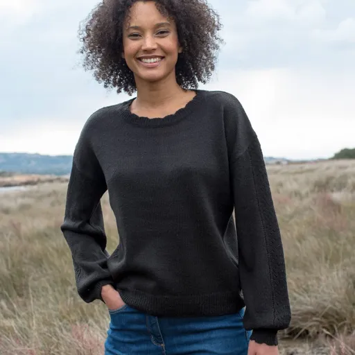 Pulover cu model ajurat și margini ondulate