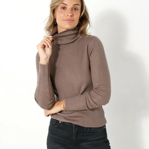 Pulover cu guler înalt și nervuri