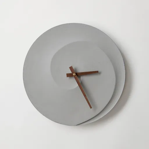 Ceas de perete ODLITO din beton, spirală - natural - 30 cm - ace maro