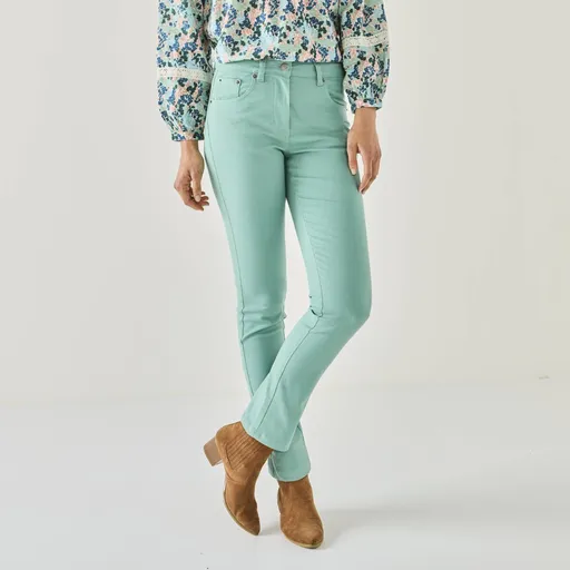 Pantaloni drepți elastici, pentru o siluetă mai mică