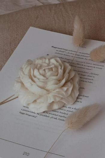 Ozdobná sviečka Temida Peony 70 g béžová farba