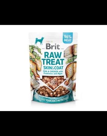 BRIT Recompensa caini Raw Treat Freeze Dried Skin Coat 40 g peste si pui liofilizat cu probiotice