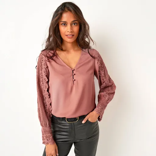 Bluză din crep cu mâneci macramé și decolteu în V
