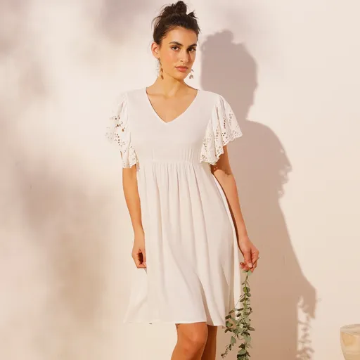 Rochie scurtă cu volane și broderie englezească