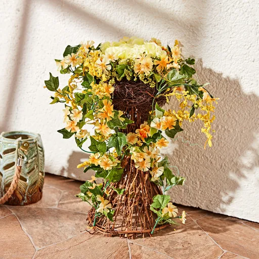 Aranjament floral în coș de ratan