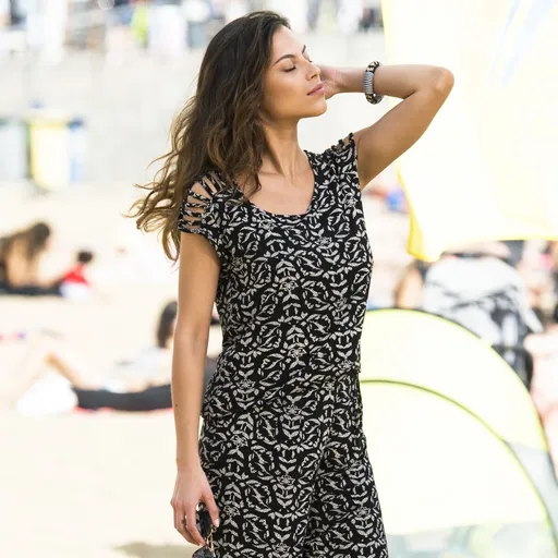 Tricou cu șnururi decorative pe umeri și imprimeu