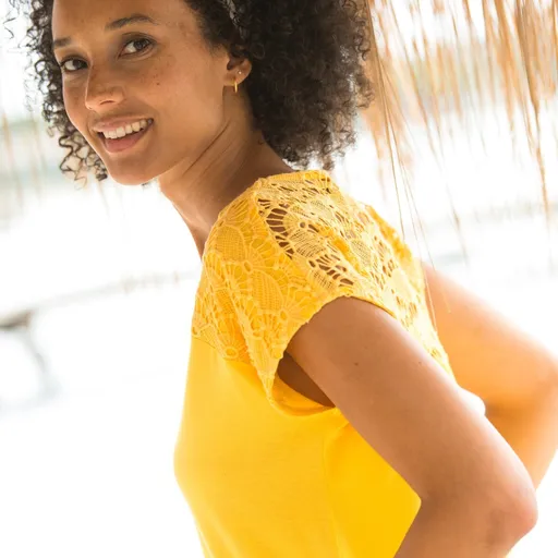 Tricou drept cu decolteu în V cu macramé