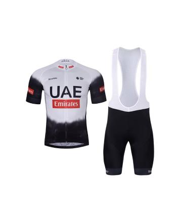 
                         Tricoul și pantaloni scurți de ciclism - UAE 2025 
                