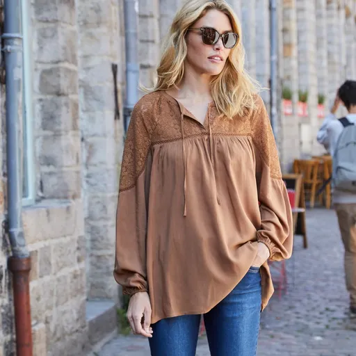 Bluză cu macrameu și decolteu original