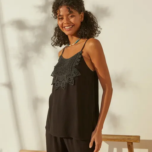 Top din crep cu macrameu