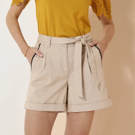 Pantaloni scurți cu broderie pe buzunare și curea detașabilă