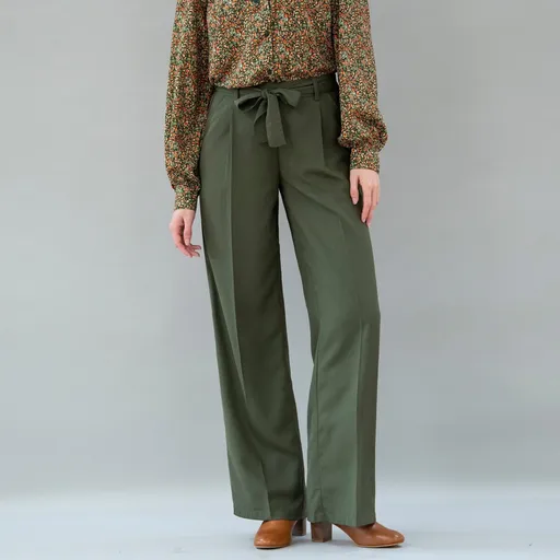 Pantaloni vaporoși cu curea și
		talie elastică la spate