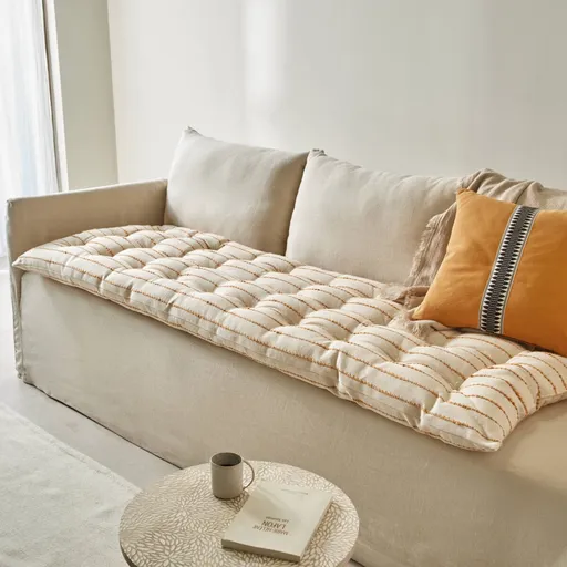 O pernă decorativă lungă, realizată din material țesut manual