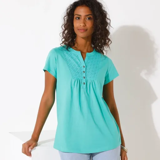 Tricou cu mâneci scurte, cu decolteu cu nasturi și cu ornamente Madeira